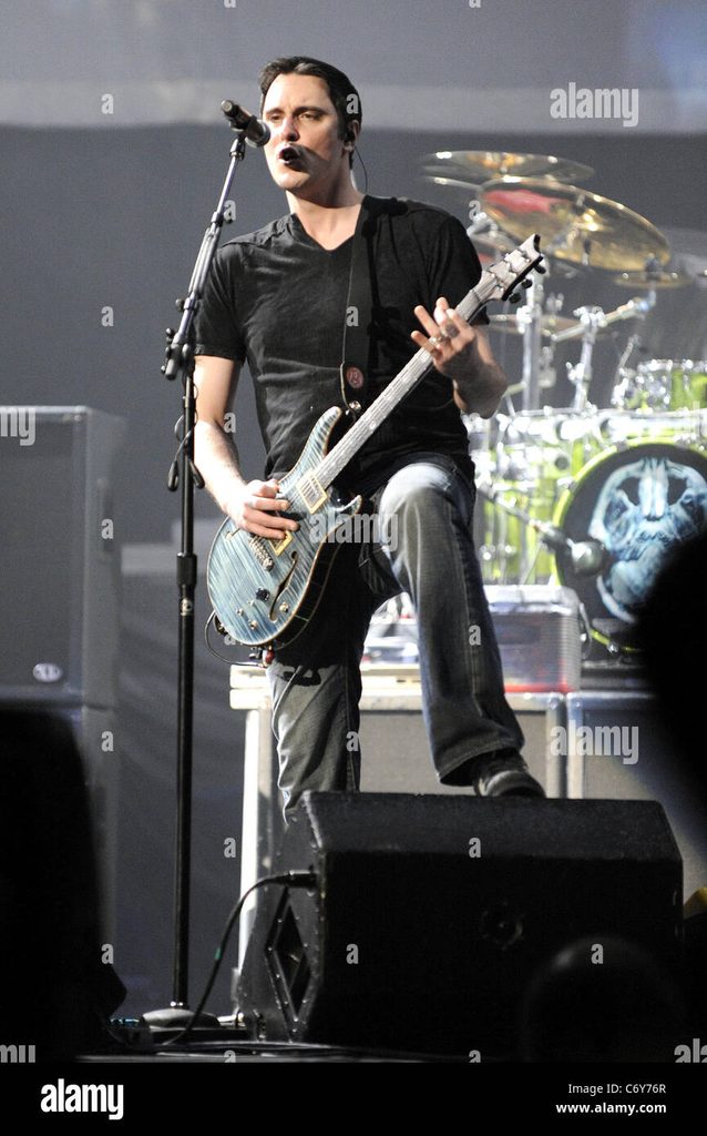 Benjamin Burnley, vocalista de Breaking Benjamin en concierto.